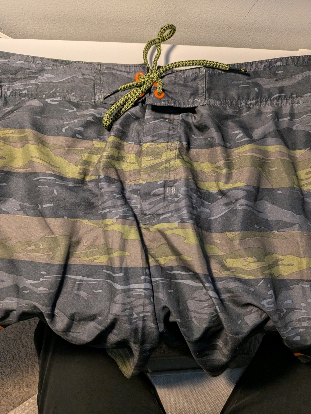 American Eagle Men’s Board Shorts Large Tiger Camo Green Gray Orange Piping - Picture 3 of 11